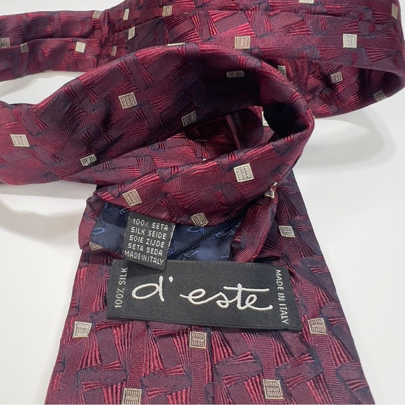 D’este 100% Silk Tie Made in Italy Burgundy with Geometric Iridescent Pattern - Picture 4 of 7